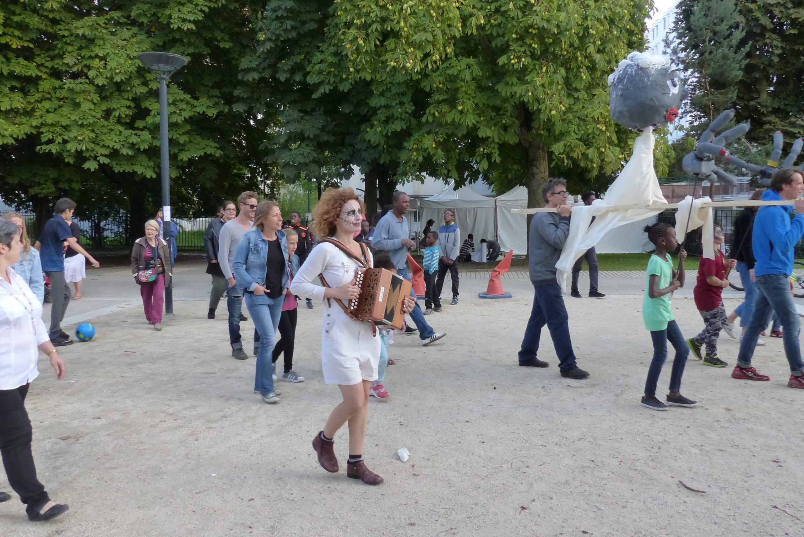 Déambulation de rue avec marionnettes en papier mâché Théâtre Forum conçu et interprété par les lycéens